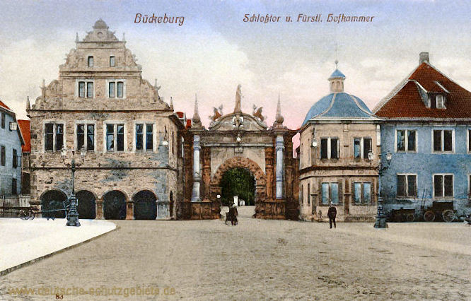 Bückeburg, Schlosstor und Fürstliche Hofkammer