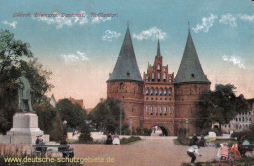 Lübeck, Bismarck-Denkmal, Holstentor