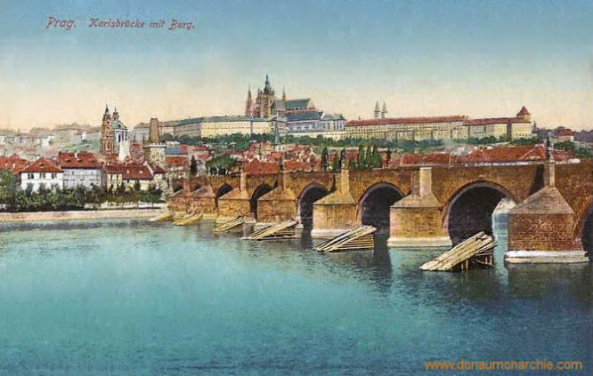 Prag, Karlsbrücke mit Burg