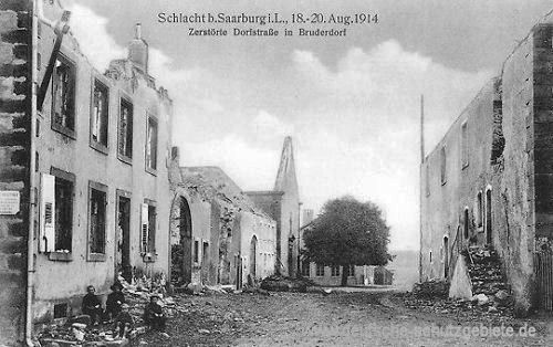 Schlacht bei Saarburg i. L., 18. - 20. Aug. 1914 - Zerstörte Dorfstraße in Bruderdorf