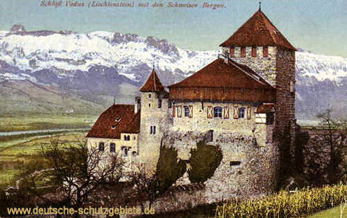 Schloß Vaduz (Liechtenstein) mit den Schweizer Bergen