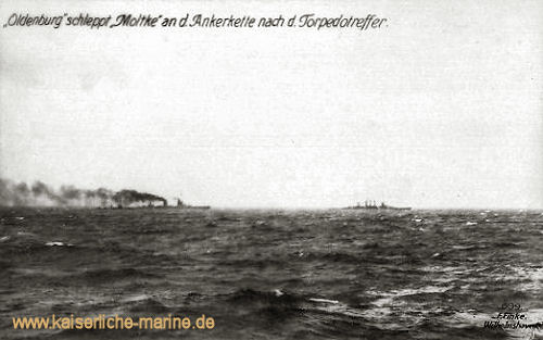 S.M.S. Oldenburg schleppt Moltke an der Ankerkette nach Torpedotreffer