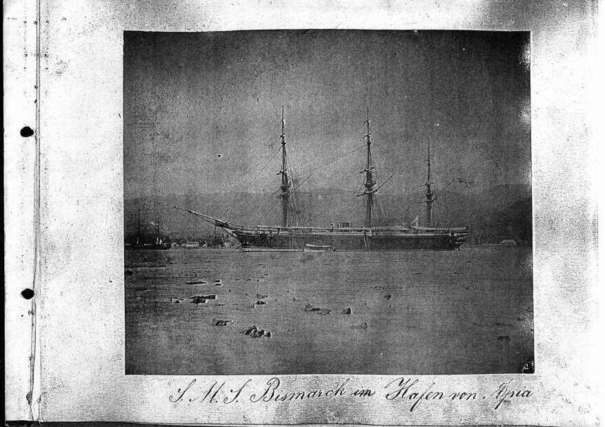 S.M.S. Bismarck im Hafen von Apia