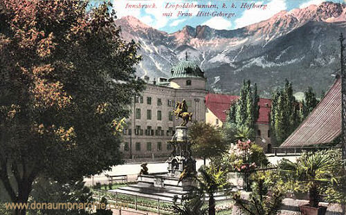 Innsbruck, Leopoldsbrunnen k.k. Hofburg mit Frau Hitt-Gebirge