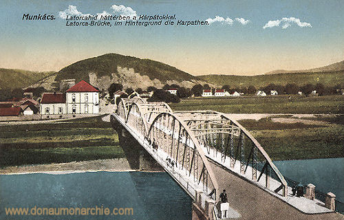 Munkatsch (Munkács - Mukatschewe), Latorca-Brücke. Im Hintergrund die Karpathen
