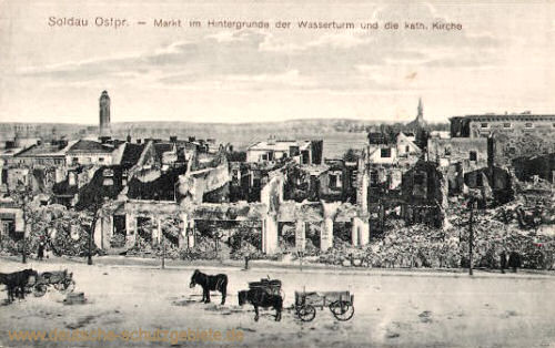 Soldau, Ostpreußen, Markt im Hintergrund der Wasserturm und kath. Kirche