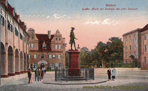 Dessau, Großer Markt mit Denkmal des alten Dessauer