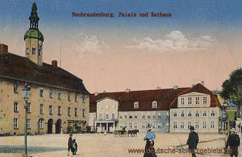 Neubrandenburg, Palais und Rathaus