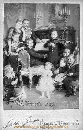 Kaiser Wilhelm II. mit Familie - Prinzess tanzt