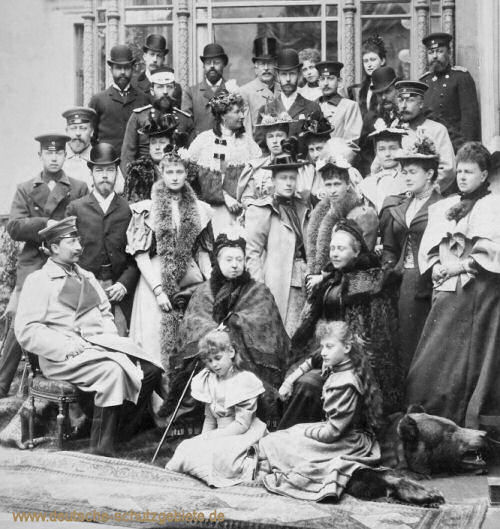 Königin Victoria mit ihrer Familie, links Kaiser Wilhelm II.