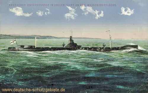 Deutsches Unterseeboot in voller Fahrt an der Wasseroberfläche
