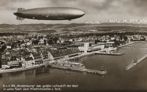 D-LZ 129 "Hindenburg" das größte Luftschiff der Welt in voller Fahrt über Friedrichshafen am Bodensee.