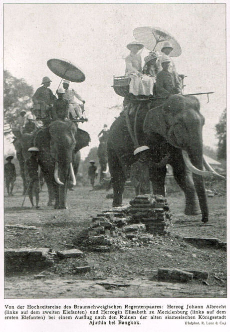 Von der Hochzeitsreise des Braunschweigischen Regentenpaares: Herzog Johann Albrecht (links auf dem zweiten Elefanten) und Herzogin Elisabeth zu Mecklenburg (links auf dem ersten Elefanten) bei einem Ausflug nach den Ruinen der alten siamesischen Königsstadt Ajuthia bei Bangkok.