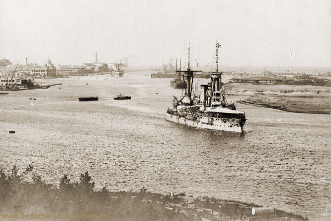S.M.S. Brandenburg, I. Division des 1. Geschwaders - Die Brandenburgklasse im Suezkanal auf der Fahrt nach Ostasien, Juli 1900