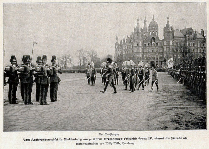 Vom Regierungswechsel in Mecklenburg am 9. April 1901: Großherzog Friedrich Franz IV. nimmt die Parade ab.