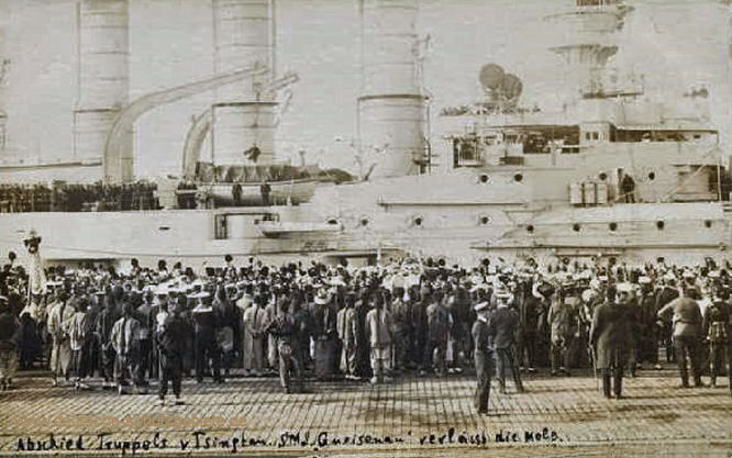 S.M.S. Gneisenau verläßt die Mole. Abschied Truppels von Tsingtau.