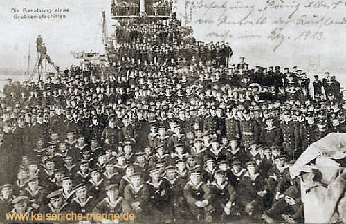 S.M.S. König Albert, handschriftlich: "Besatzung -König Albert- vor Antritt der Russlandreise im Dez. 1913"