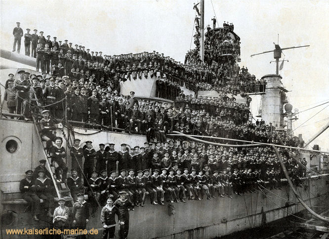 Die Besatzung S.M.S. König nach der Seeschlacht am 31.05.1916 vor dem Skagerrak im Heimathafen.