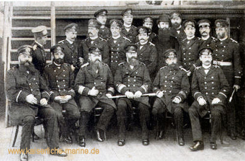 Konteradmiral Deinhard und Offiziere S.M.S. Leipzig, 1889 v.l.n.r sitzend: Seydell, Capelle, Plüddemann, Deinhard, Schneider, Elvers - stehend: Behm, Oré, Tapken, Nieten, Thyen, Wuthmann, Gühler, Pfarrer Ettel, Dr. Groppe, Dr. Arimond, Oelker, Meier