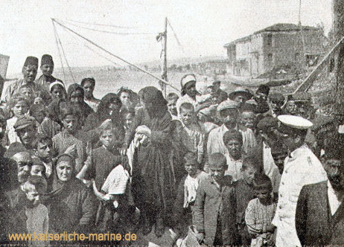 Obdachlose von Myriophyto bei der Proviantverteilung durch S.M.S. Loreley, Türkei 1912