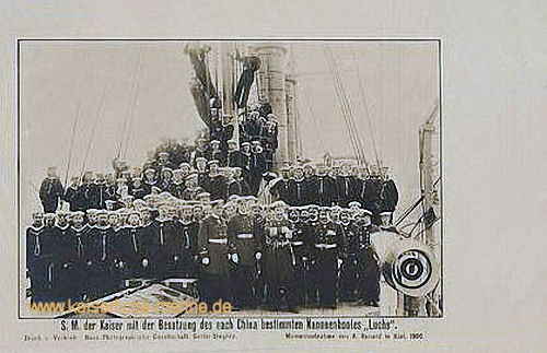 S.M. der Kaiser mit der Besatzung des nach China bestimmten Kanonenboots Luchs