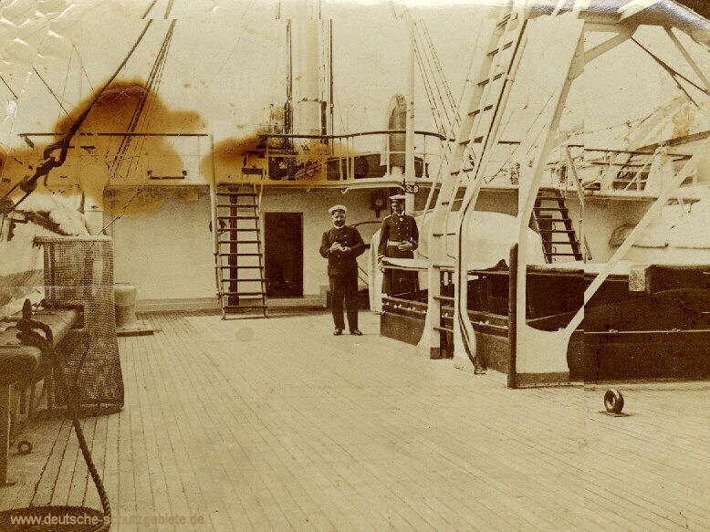 Großvater Nurnberger (links) mit Deckoffizier der SMS Seeadler