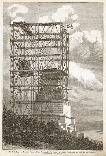 Illustrierte Zeitung 11. August 1883: Die Aufstellung der Germania-Statue auf dem Niederwald: Der Aufzug des untersten Gußstücks der Germania auf das Postament.