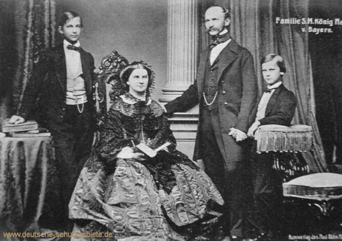 Familie S.M. König Maximilian II. von Bayern (v.l.n.r.: Ludwig II., Königin Marie, König Maximilian II., Otto I.)