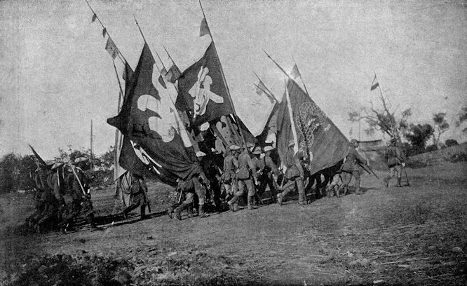Vom Kriegsschauplatz in China: Soldaten unseres 1. Ostasiatischen Infanterieregiments mit den beim Sturm auf die Peitangforts (20. Sep.) eroberten Fahnen.