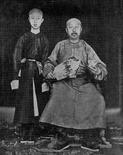 Der Kaiser von China Kwangsu mit seinem Vater.
