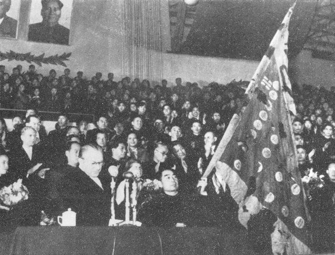 DDR Ministerpräsindet Otto Grotewohl übergibt 1955 in Peking dem chinesischen Ministerpräsidenten Zhou Enlai zehn Banner der Boxer-(Yihetuan-)Bewegung.