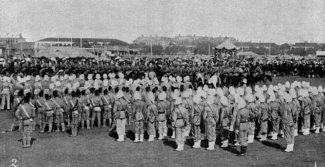 Truppenparade in Schanghai am 22. September. Deutsche (links), japanische (Mitte) und französische (rechts) Freiwillige in Paradeaufstellung.