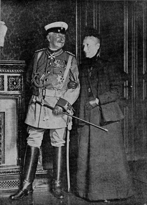 Generalfeldmarschall Graf Waldersee und seine Gemahlin, fertig zur Abreise nach China (1900).