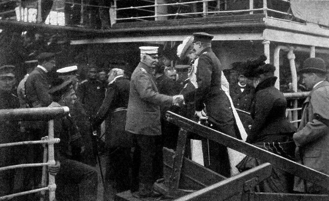 Graf Waldersee an Bord der "Gera" begrüßt am 7. August 1901 seine Gäste bei der Ankunft in Brunshausen.