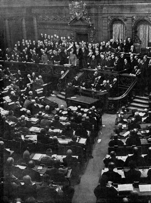 Die denkwürdige Reichstagsitzung vom 2. Dezember 1914: Reichskanzler von Bethmann Hollweg spricht. ("Woche" 1914)