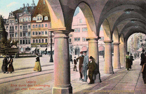 Leipzig, Blick durch den Laubengang des alten Rathauses