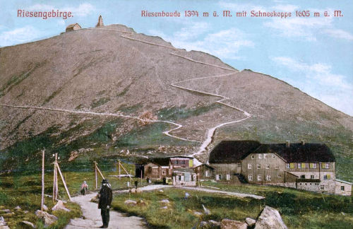 Riesengebirge. Riesenbaude 1394 m ü. M. mit Schneekoppe 1605 m ü. M.