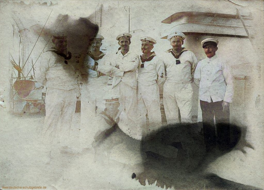 Mannschaftsmitglieder von S.M.S. Berlin und S.M.S. Eber 1911. Das Foto entstand vermutlich beim Zusammentreffen der beiden Schiffe vor Agadir (Marokko).