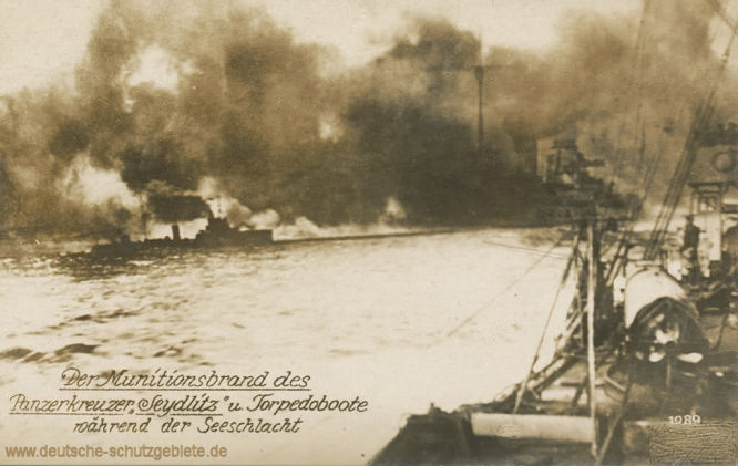 Der Munitionsbrand des Panzerkreuzers Seydlitz und Torpedoboote während der Seeschlacht.