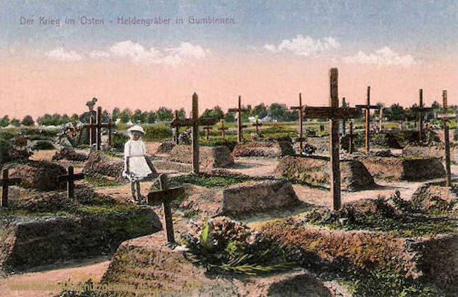 Der Krieg im Osten - Heldengräber in Gumbinnen.